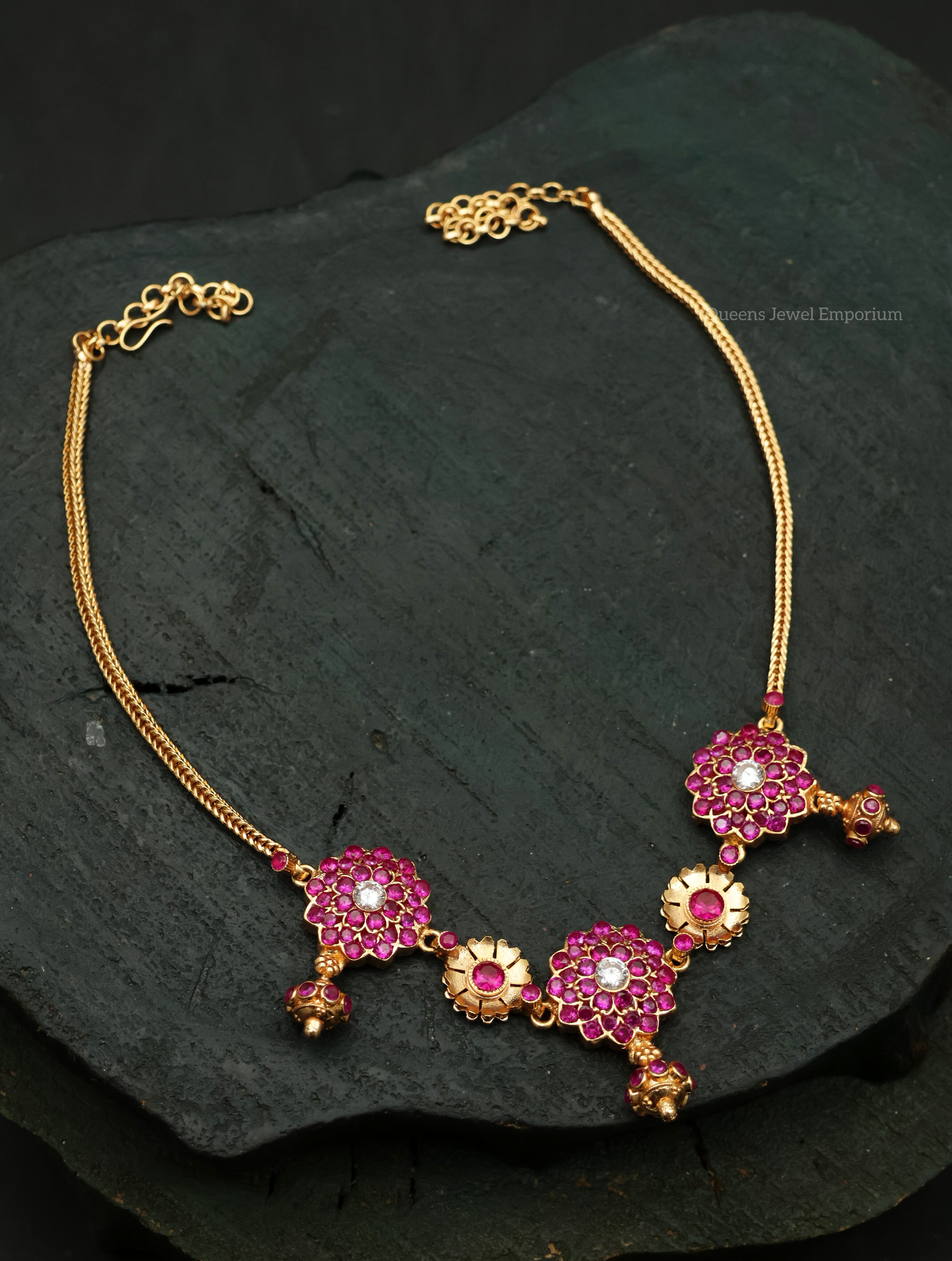 Pink stones necklace-Necklace with floral designs