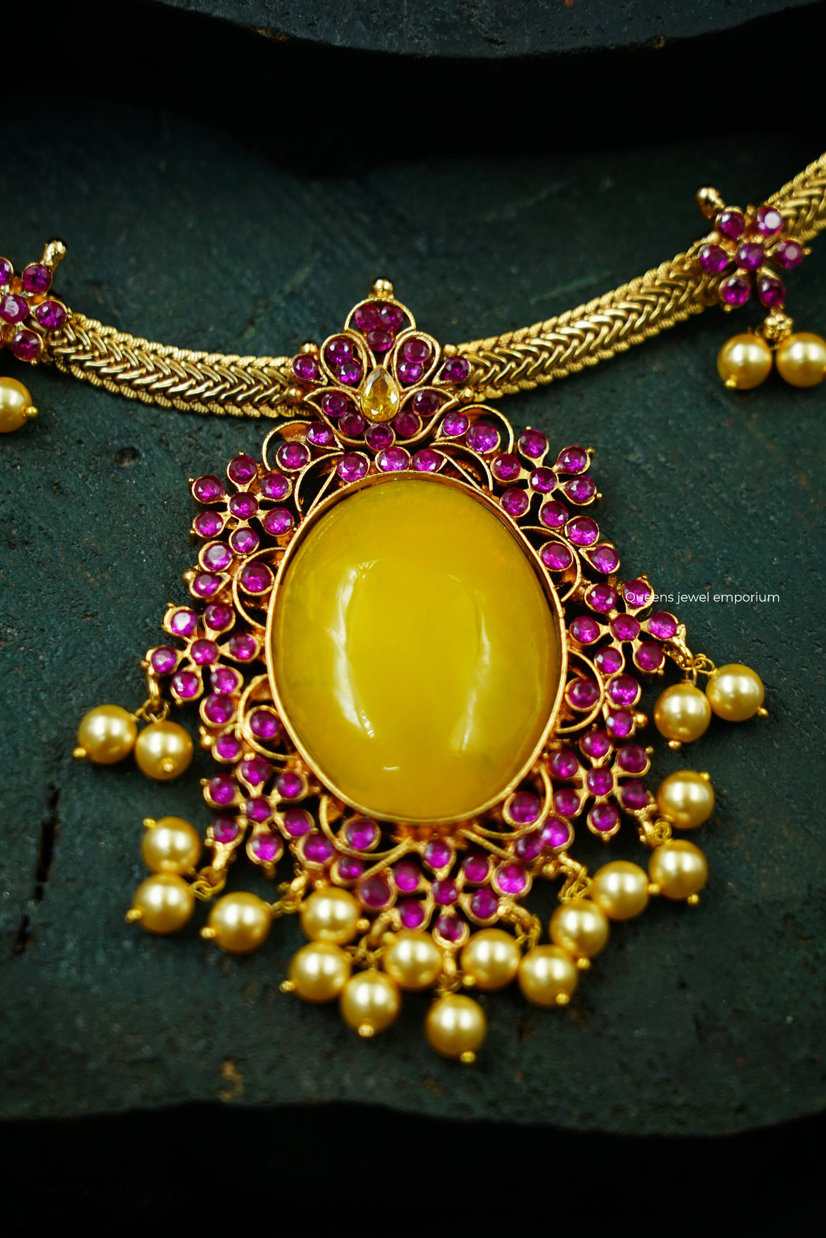 Pearl hangings on pendant-Flat kodi chain necklace