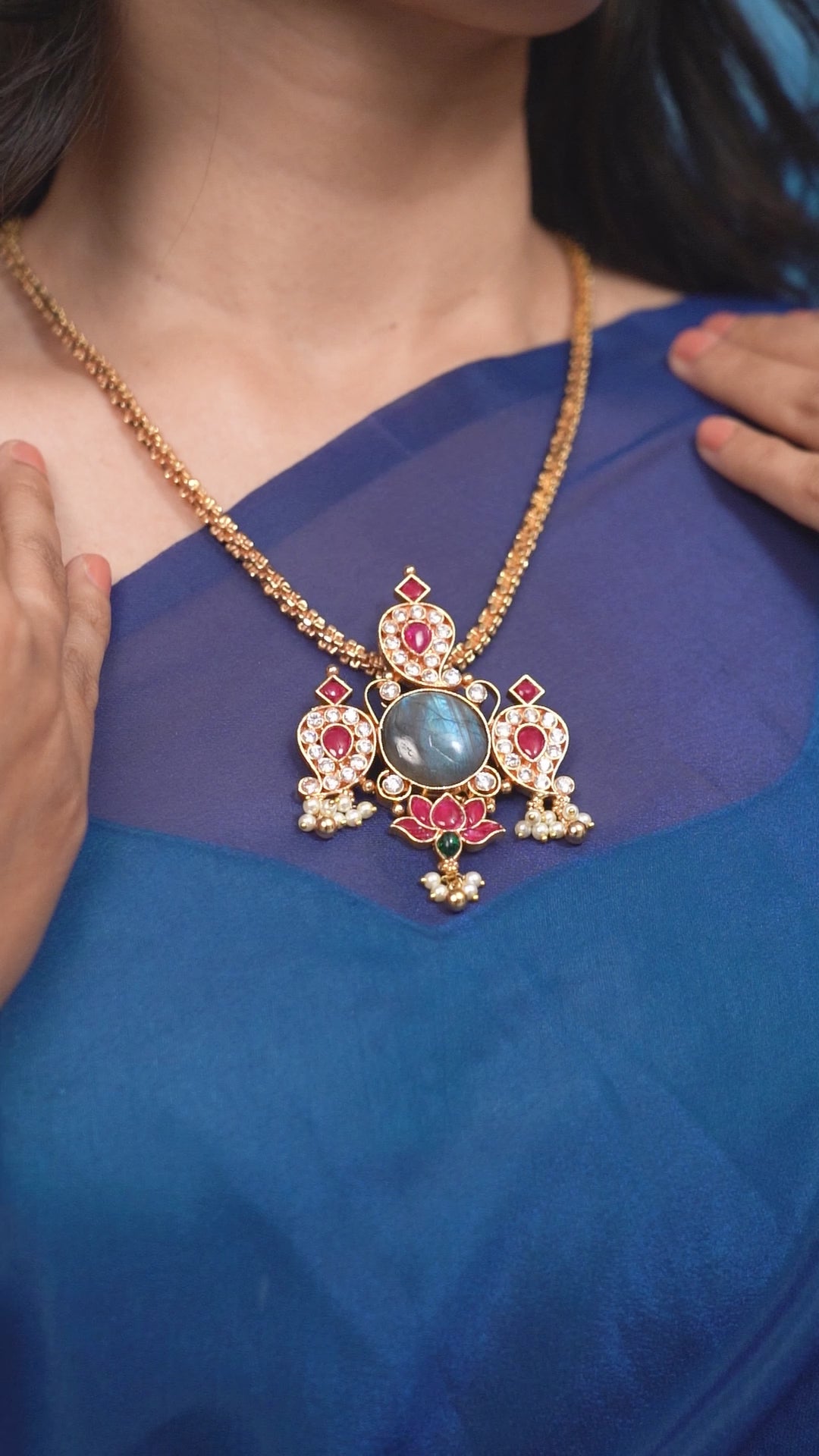 Vedhira Pendant