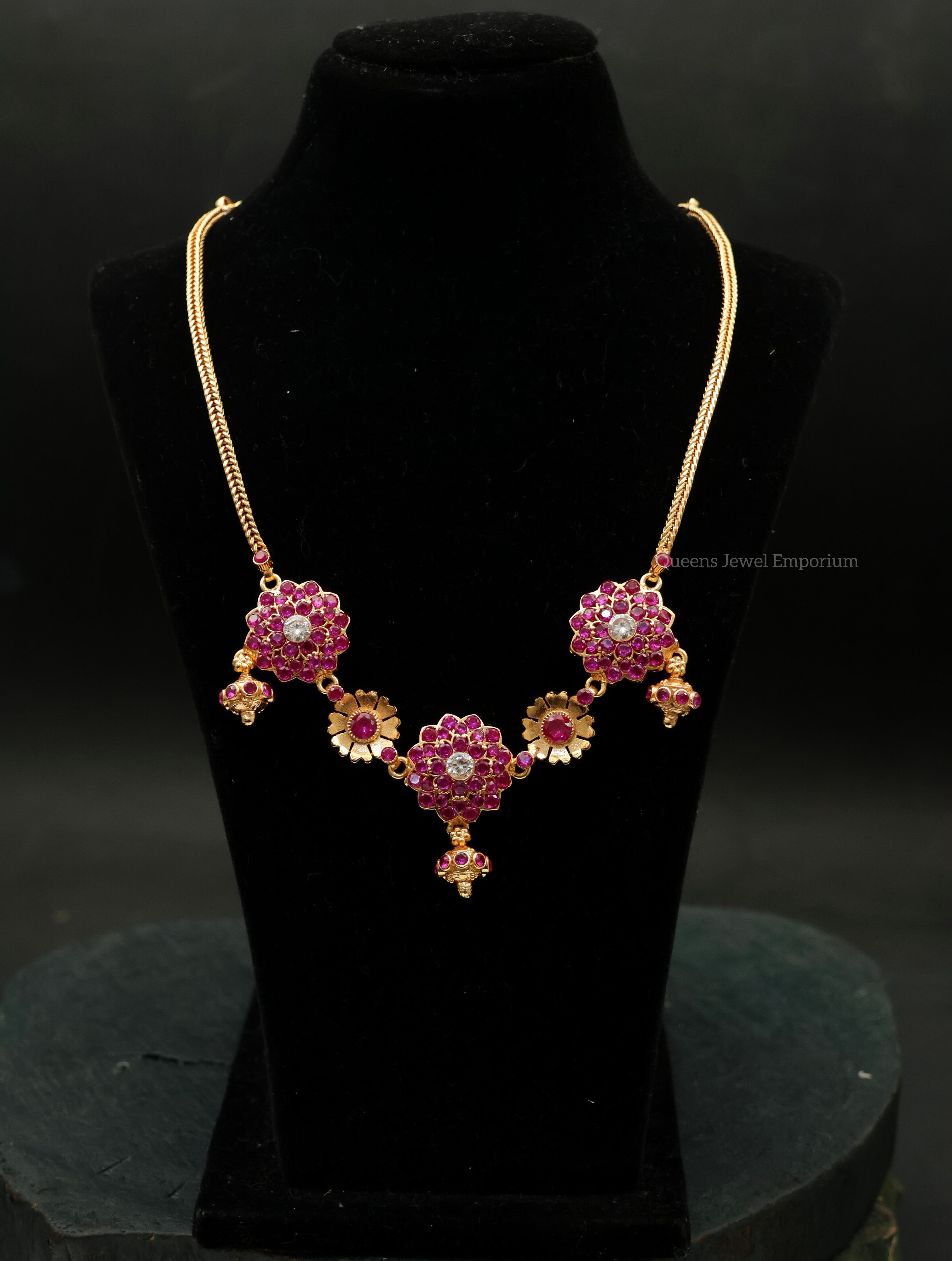 Necklace with floral motif-Necklace with pink stones