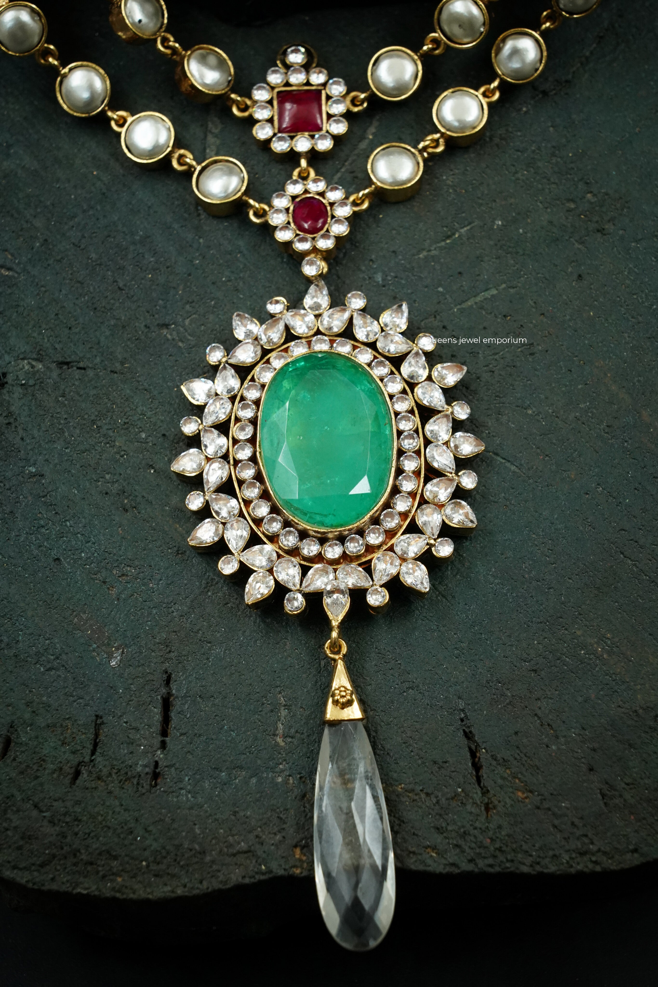 Oval green stone pendant-Red kemp stone haram