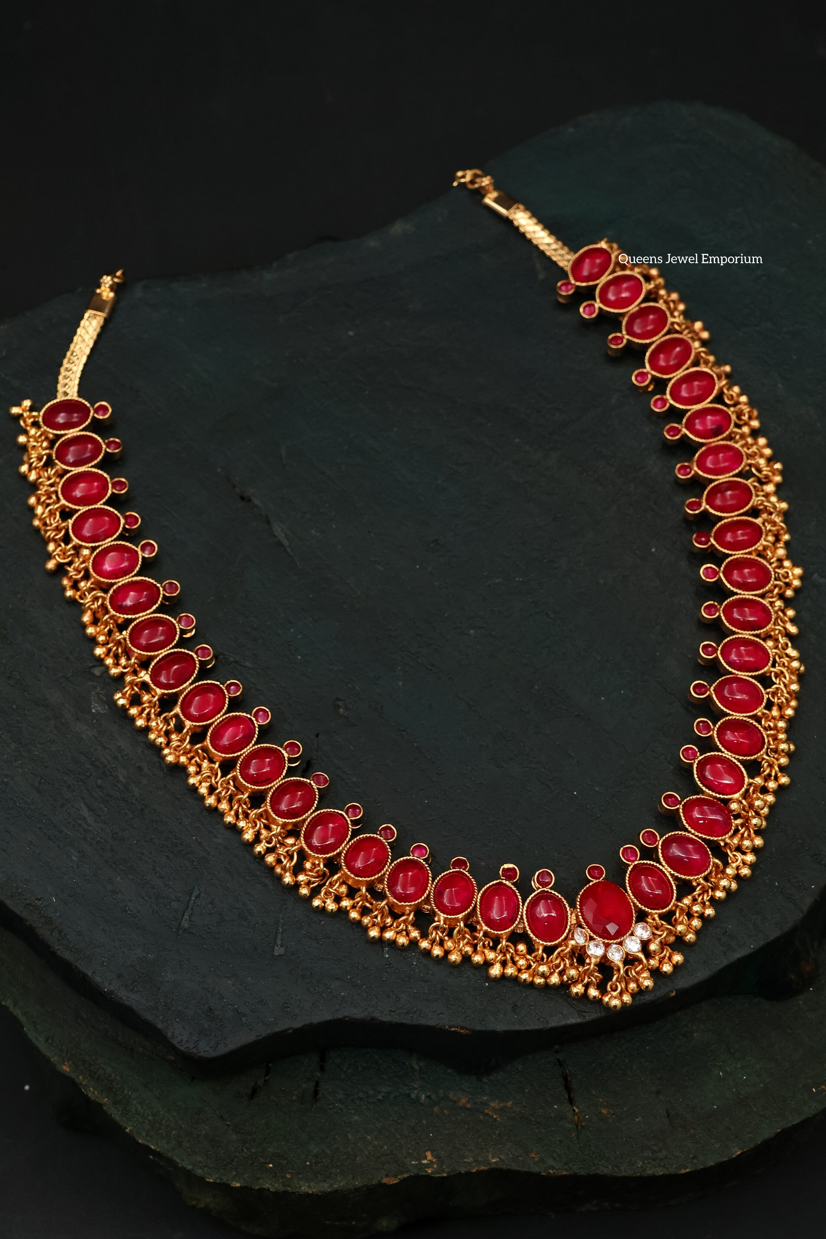 Grand oval red stone kemp necklace-Classic oval red stone necklace