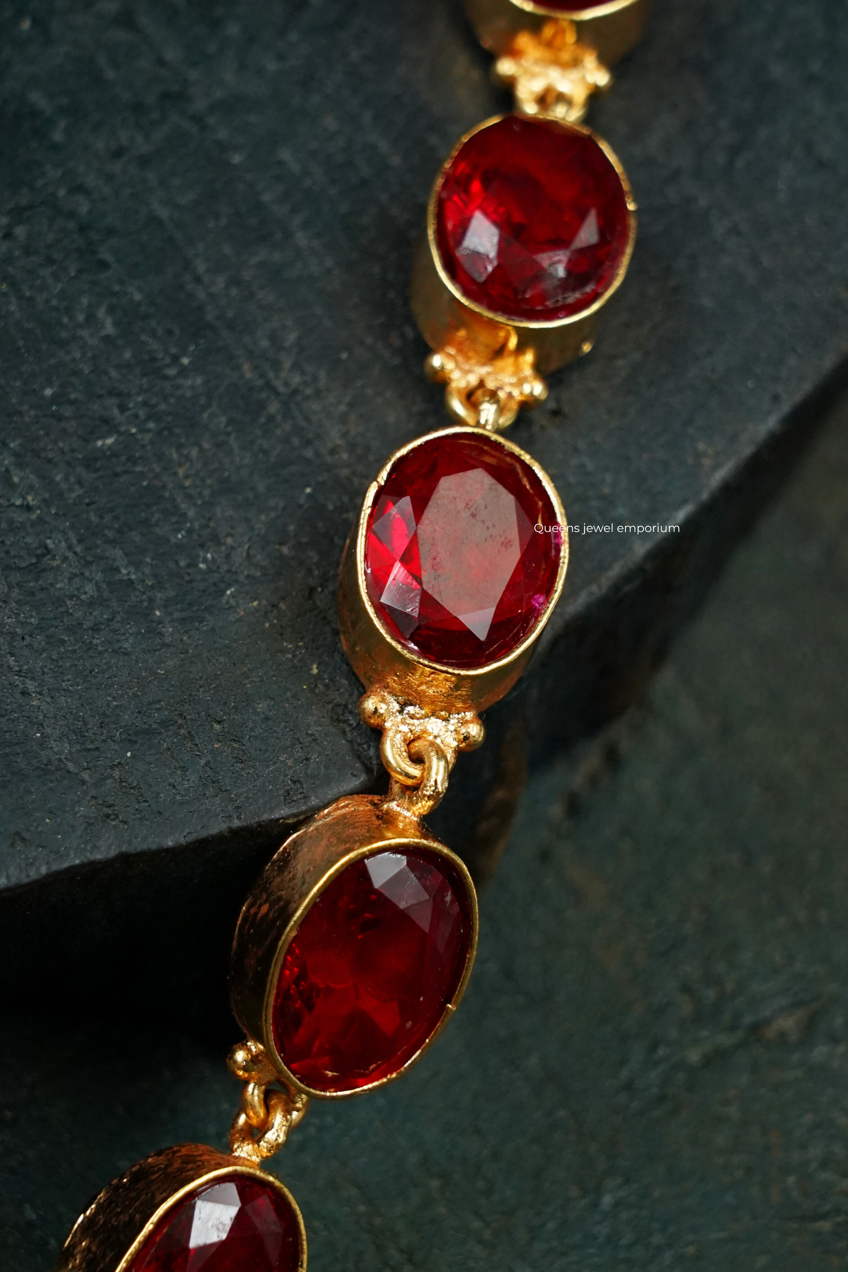 White zircon murugar pendant-Red kemp stone detailing