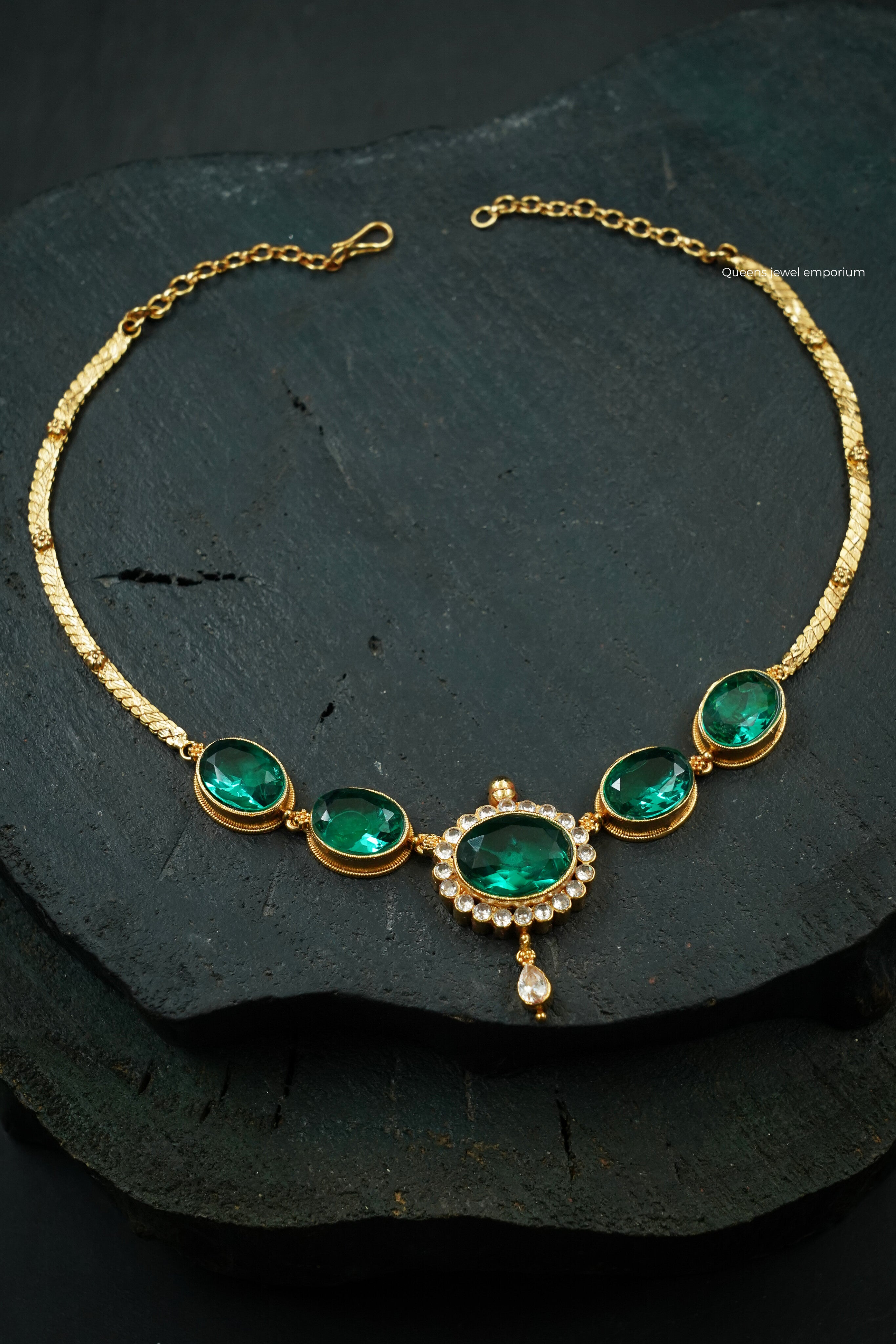 Oval green stone necklace-Classic oval green white stone necklace