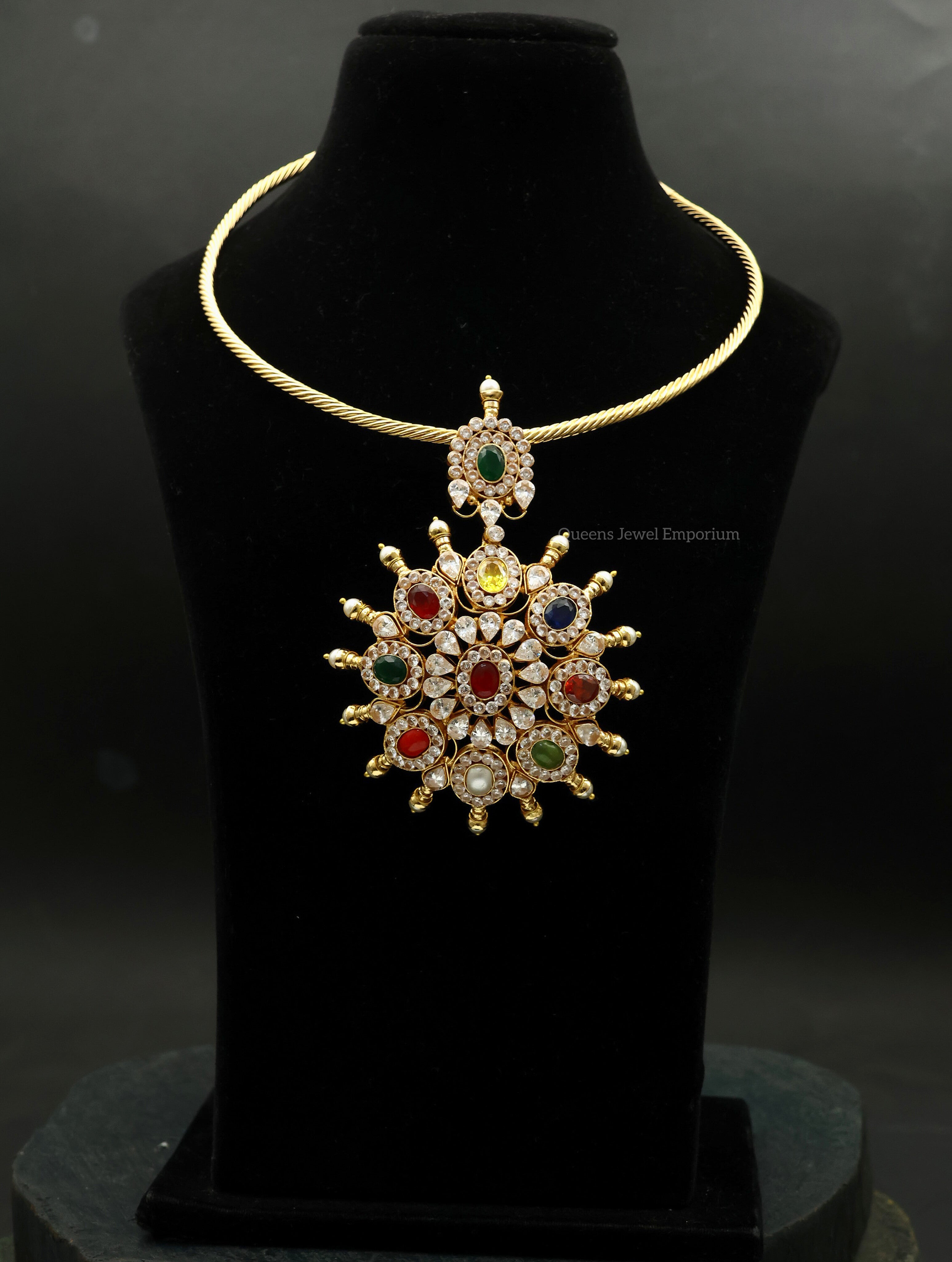 Designer traditional pendant-Pendant for sarees