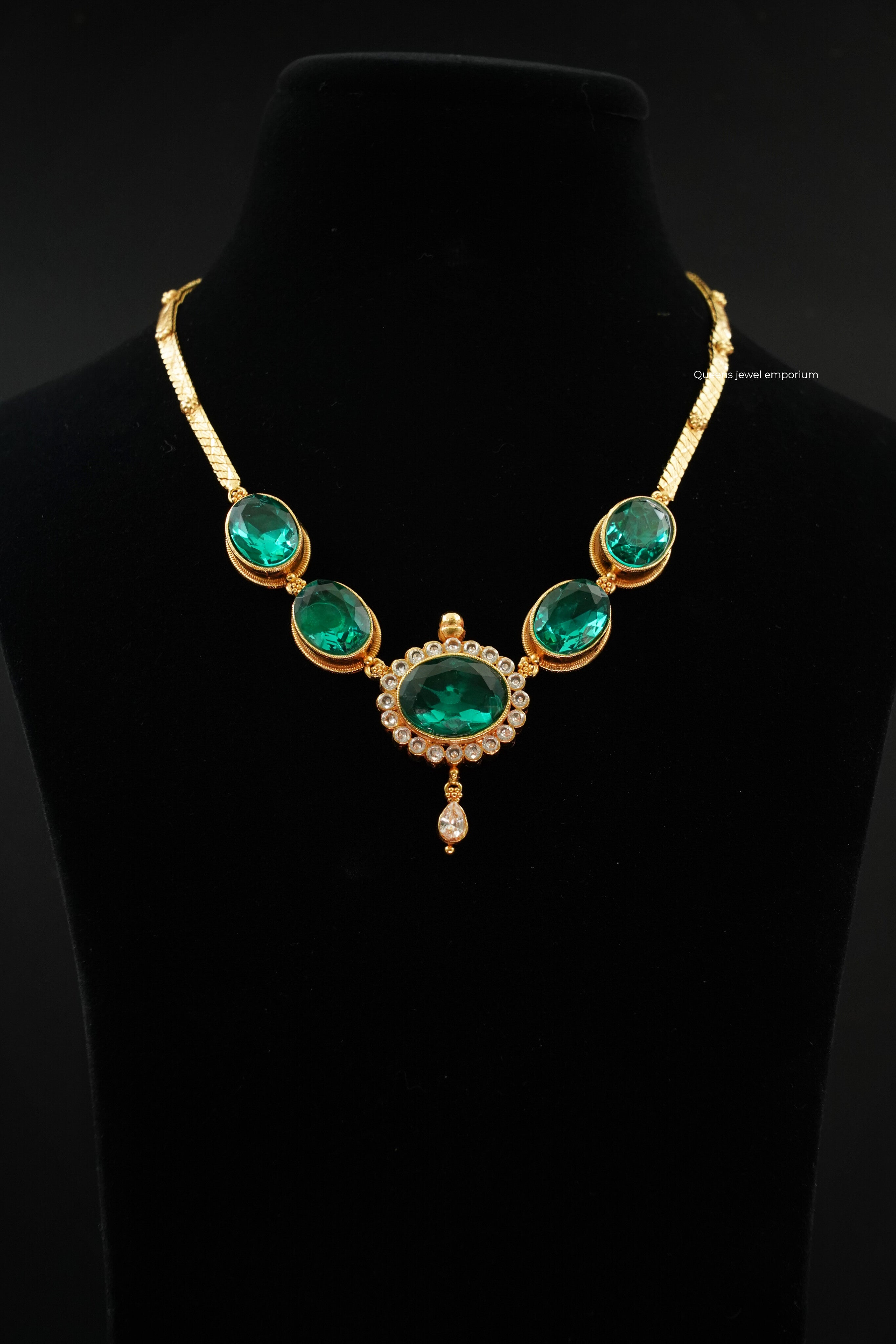 Elegant mysore inspired necklace-Oval green stone necklace for sarees