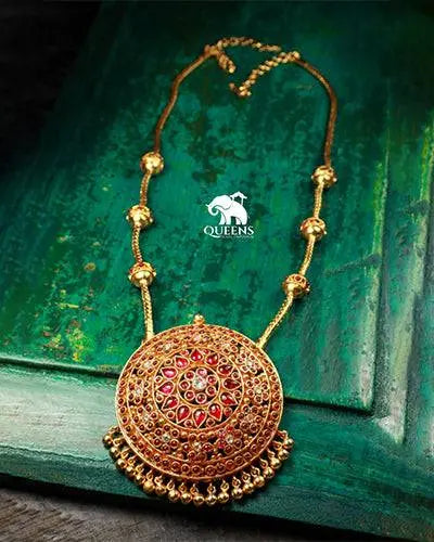Grand pendant with simple chain-Haram for reception