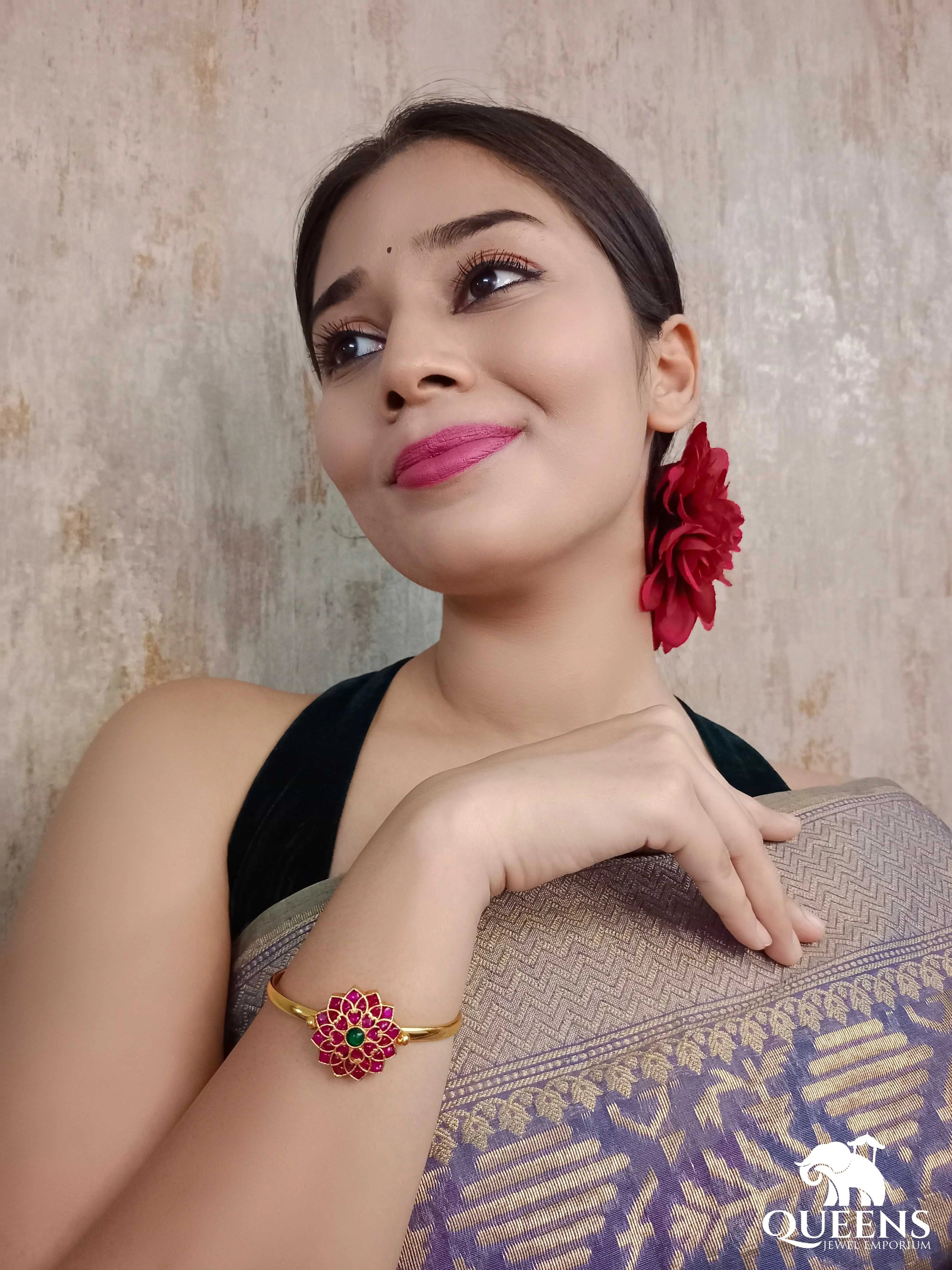 Elegant floral stone bracelet-Floral motif Kemp kada